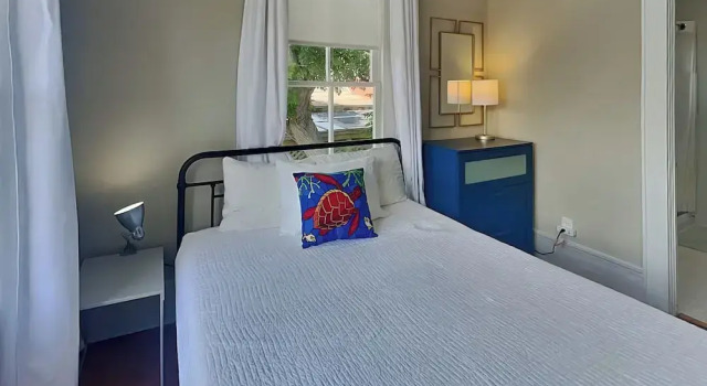Sealy Street Duo by Ryson Vacation Rentals, Забронировать Дом для отпуска Коттеджи Галвестон, рядом с UTMB Health John Sealy Hospital, Коттедж