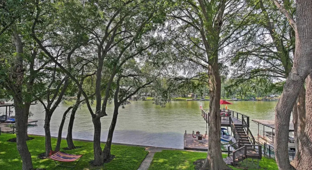 Коттедж Seguin Lake House w/ Dock and Cowboy Pool