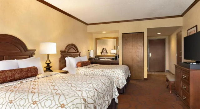 Четырёхместный номер Deluxe Chateau on the Lake Resort Spa and Convention Center