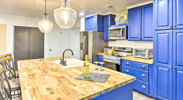 Коттедж Bright Beaufort Home w/ Porch & Fire Pit!