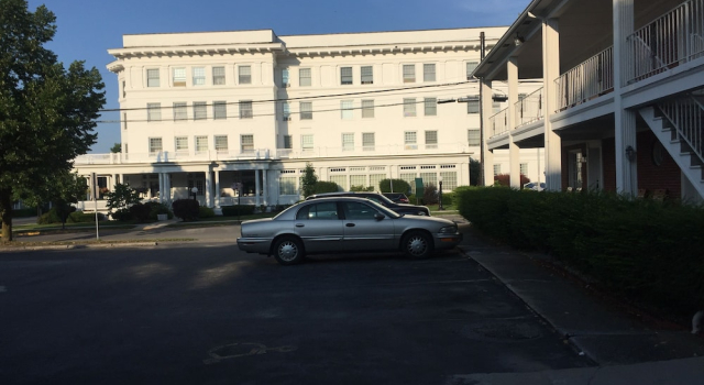 Motel Town House, Забронировать Мотель Отели Бедфорд с парковкой, рядом с Национальный музей покрывал, Парковка