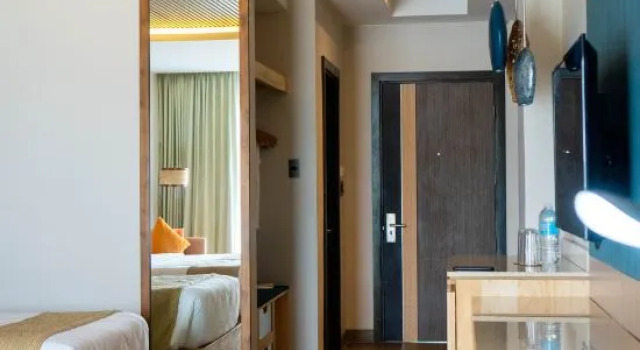 O podwyższonym standardzie pokój z widokiem na zatokę Zuri Resort