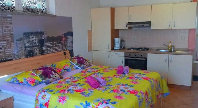 Pretty Apartment With Terrace on Island Rab, Prenota Appartamento Hotel a Isole Quarnerine con parcheggio, Parcheggio