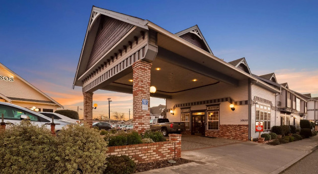 Кровать в общем номере Best Western Plus Bayshore Inn