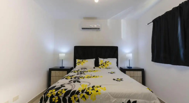 Moderno Apt W / aparcamiento gratuito y AC en todos los 3brs, Забронировать Апартаменты/квартира Сантьяго-де-лос-Кабальерос Сантьяго, рядом с Kaskada Park