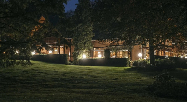 Unique & Modern Constructed Villa in Apeldoorn With Jacuzzi, Rezerwuj Willa Hotele w Veluwe z parkingiem, Parking