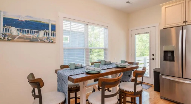 Shore 2 Relax by Oak Island Accommodations, Забронировать Отель Остров Оук Северная Каролина, рядом с Пирс Ocean Crest