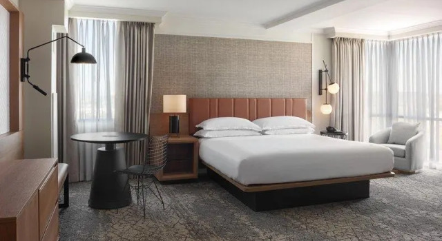 Номер Standard Sheraton Parkway Toronto North Hotel & Suites
