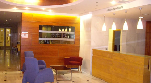 Hotel Villa Blanca, Varaa Hotelli Albolote Granada