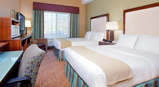 Четырёхместный номер Standard Holiday Inn Express & Suites Logan by IHG