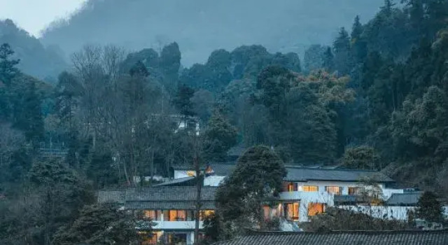 Anlan Creek Spring B&B, Rezerwuj Bed and Breakfast Leshan Sichuan