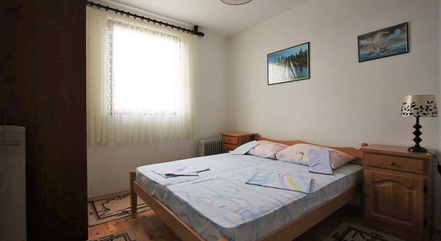 Apartment Šera - 50 m from beach: A2 Pisak, Riviera Omis, Rezerwuj Apartament Marusici Split Region