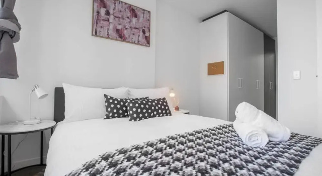 New Renovated & Cozy Apt Closes To Southern Cross, Забронировать Отель Отели Мельбурна 3 звезды, рядом с Melbourne Sports Tours, 3*