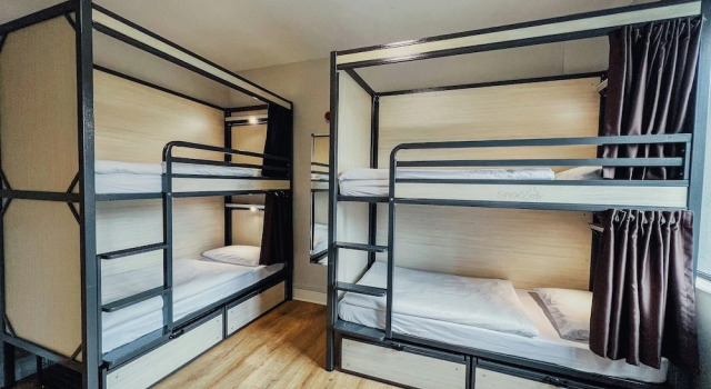 Кровать в общем номере Snoozles Galway City Centre