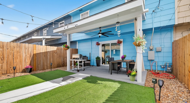 Апартаменты 1/2 Mi to Sylvan Beach Park! Chic Townhome w/ Yard