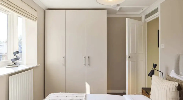 Chiswick Townhouse with Garden & Parking