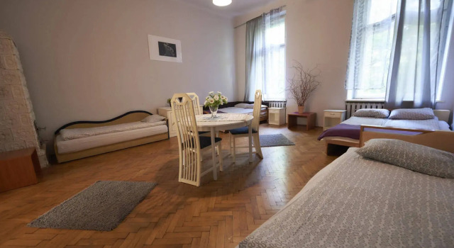 Hostel al Fresco, Забронировать Хостел Хостелы Кракова, рядом с Церковь Святого Франциска Ассизи, Хостел