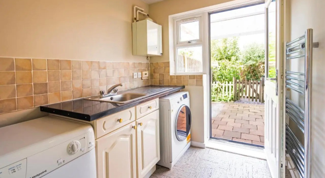 Bright & Modern 4 Bedroom Townhouse