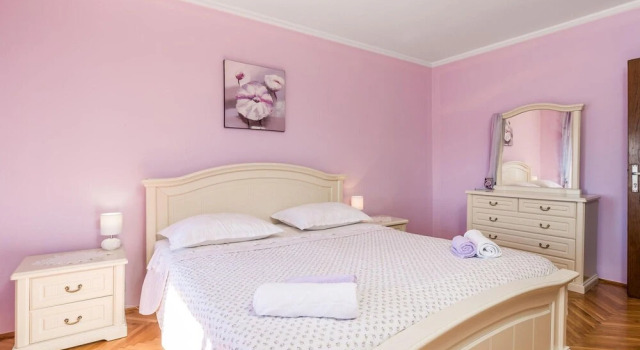 Stunning Home in Ika With 4 Bedrooms and Wifi