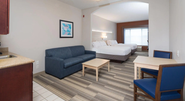 Четырёхместный люкс Holiday Inn Express Hotel & Suites Detroit-Utica by IHG