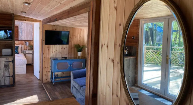 Двухместный номер Luxury с видом на озеро Fairwood Lakes Holiday Park