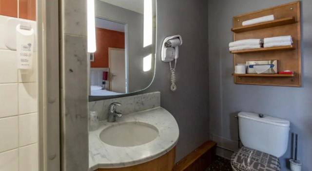 Трёхместный номер Comfort Hôtel The Originals City Le Berry - proche centre-ville - Gare