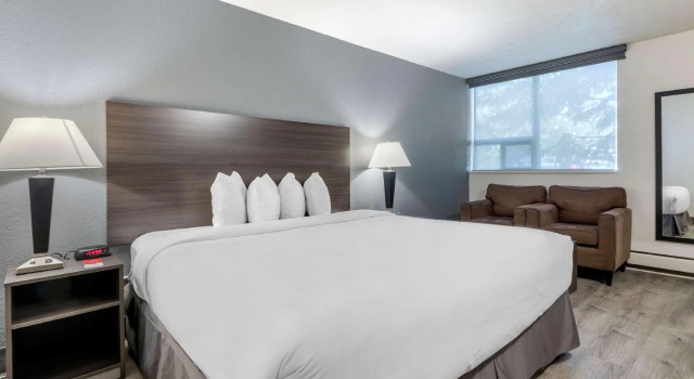 Двухместный номер Standard Super 8 by Wyndham Macleod Trail Calgary