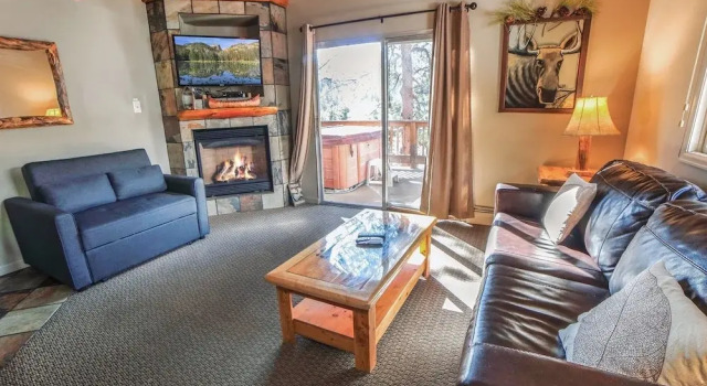 Номер Standard King Bed Condo With Personal Hot Tub On Deck With River View 1 Bedroom Condo