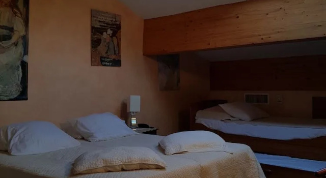 Hôtel Guilhaume d'Orange, Book Hotel Saint-Guilhem-le-Desert Hérault