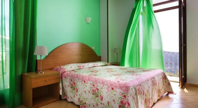 LUlivo Resort, Забронировать Курортный отель Отели Вико-Экуенсе с парковкой, рядом с Железнодорожный вокзал Сеяно компании Circumvesuviana, Парковка