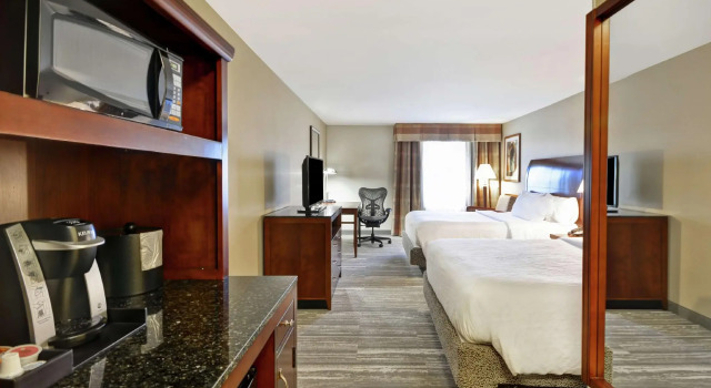 Четырёхместный номер Standard Hilton Garden Inn Riverhead