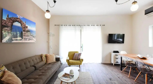 Sunny 3BR in Prague 8 by HolyGuest, Забронировать Отель Тель-Авив Тель-Авивский округ, рядом с Площадь Рабина