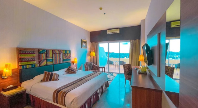 Номер Deluxe с балконом Crown Vista Hotel