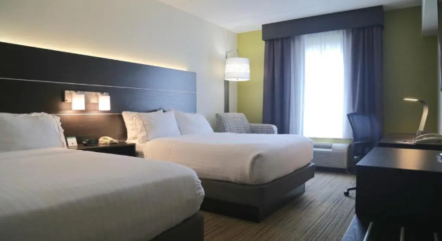Четырёхместный номер Standard Holiday Inn Express Brampton by IHG