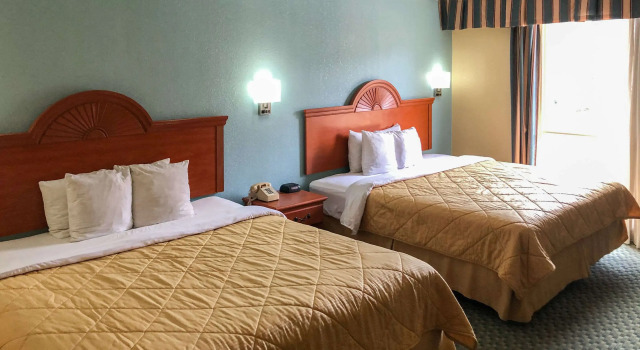 Четырёхместный номер Standard Rodeway Inn Joint Base Andrews Area