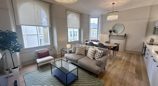 Hytte Elliott Terrace by Pureserviced.