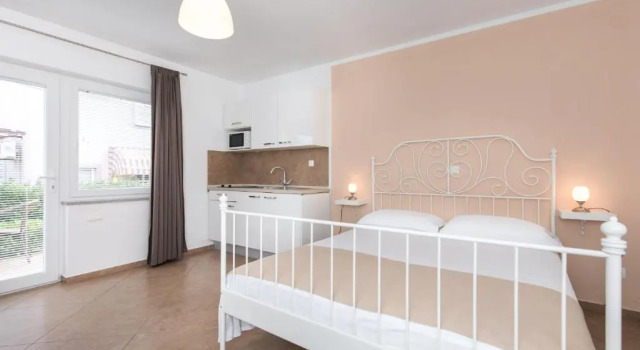 Apartments Laura, Забронировать Апартаменты/квартира Отели Крка с парковкой, рядом с Krk Harbour, Парковка