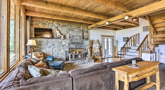 Peaceful Cabin w/ Mtn + River Views, Fire Pit, Prenota Hotel Garden Valley Stati Uniti