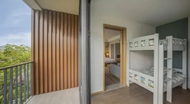 Четырёхместный люкс с балконом Holiday Inn Express Emei Mountain