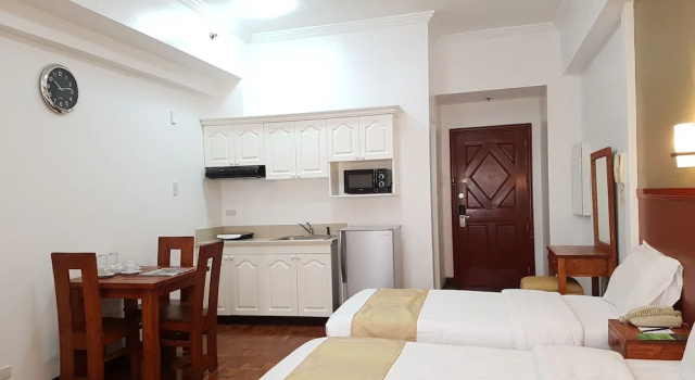 Трёхместный номер Deluxe BSA Tower Serviced Residences