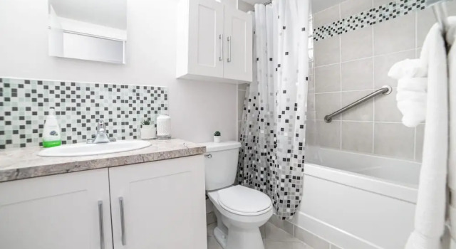 Beautiful 2bdr Suite w Parking Patio Coffee Wifi, Забронировать Отель Калгари Calgary Region