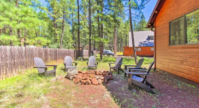 Коттедж с 4 комнатами Pinetop Retreat w/ Fire Pit & Game Room!