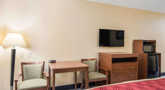 Четырёхместный номер Standard Econo Lodge Inn & Suites Little Rock SW