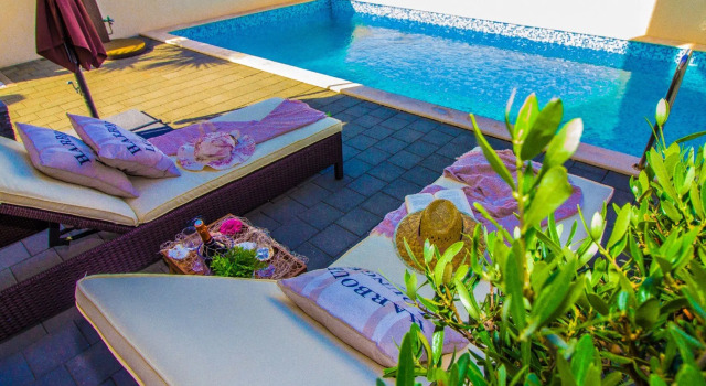 Modern Apartment in Šilo with Private Swimming Pool, Varaa Huoneisto Hotellit Kvarner Islands uima-altaalla, Uima-allas