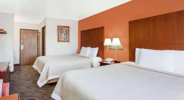 Четырёхместный номер Standard Days Inn by Wyndham Dyersburg