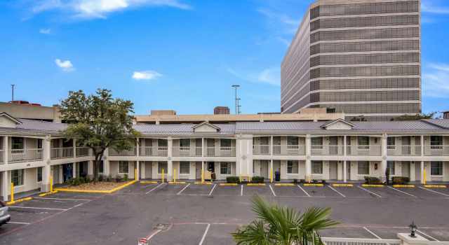 Quality Inn & Suites Dallas-Cityplace, Забронировать Отель Даллас Dallas - Fort Worth Metropolitan Area, рядом с Freedman's Cemetery