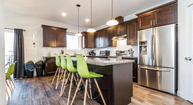 Коттедж с 3 комнатами VIBRANT EXECUTIVE HOME I World of Science Centre I w free parking & Fast WiFi!