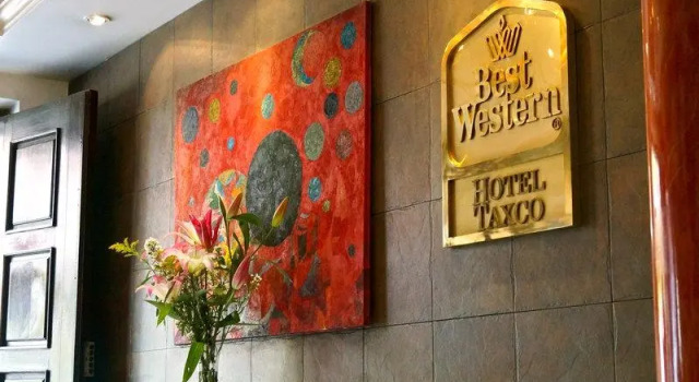Кровать в общем номере Best Western Taxco