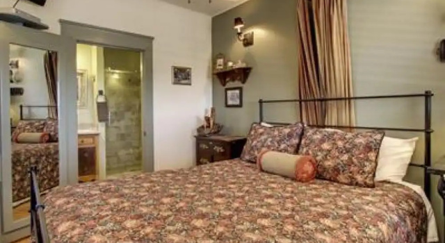 Трёхместный номер Standard с балконом и с видом на горы Ghost City Inn