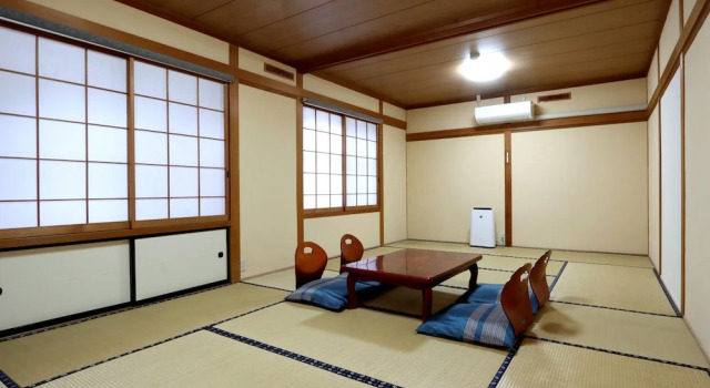 Кровать в общем номере Kamanuma Onsen Daikisen